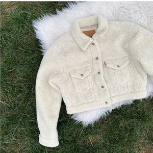 NWT cropped Levi’s sherpa jacket